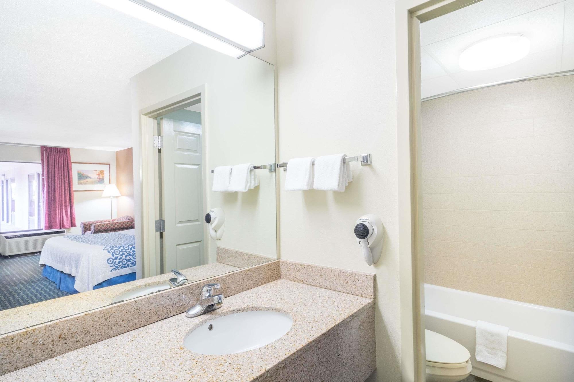 Days Inn By Wyndham Oak Grove/Ft. Campbell Esterno foto