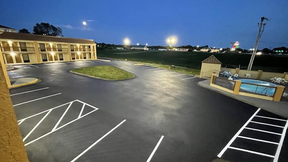 Days Inn By Wyndham Oak Grove/Ft. Campbell Esterno foto