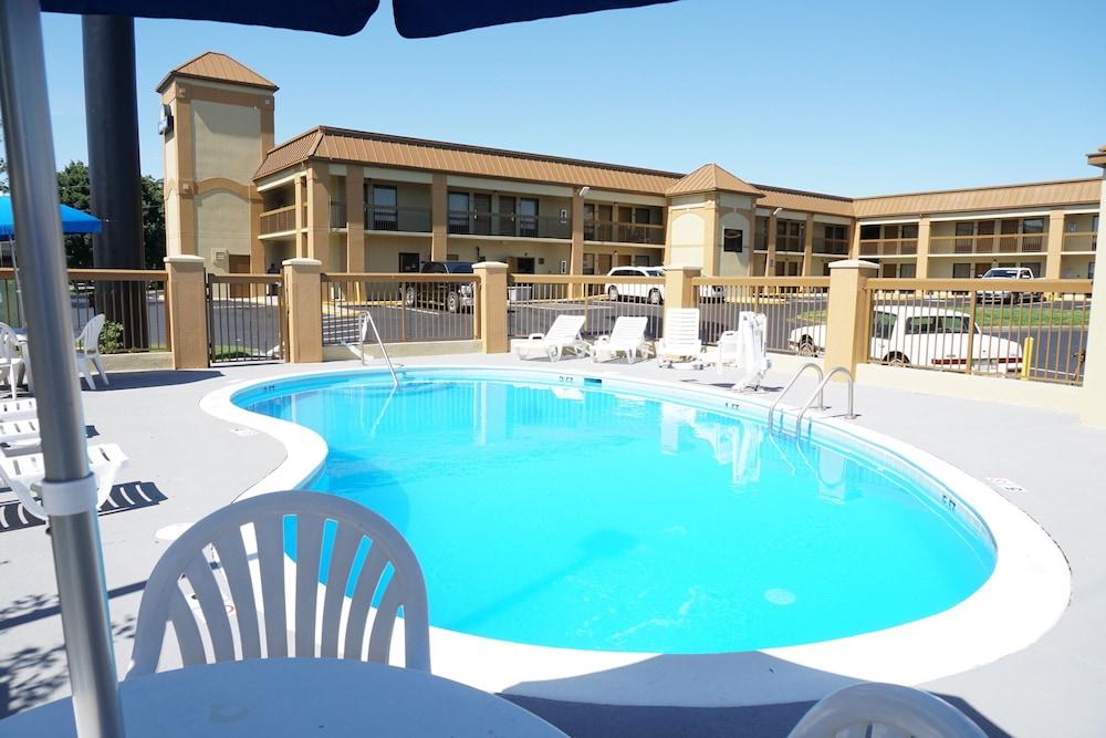 Days Inn By Wyndham Oak Grove/Ft. Campbell Esterno foto