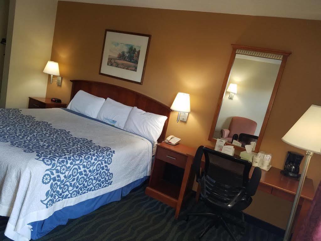 Days Inn By Wyndham Oak Grove/Ft. Campbell Esterno foto