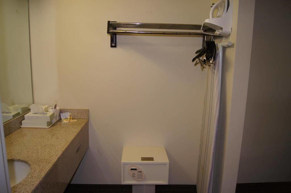 Days Inn By Wyndham Oak Grove/Ft. Campbell Esterno foto