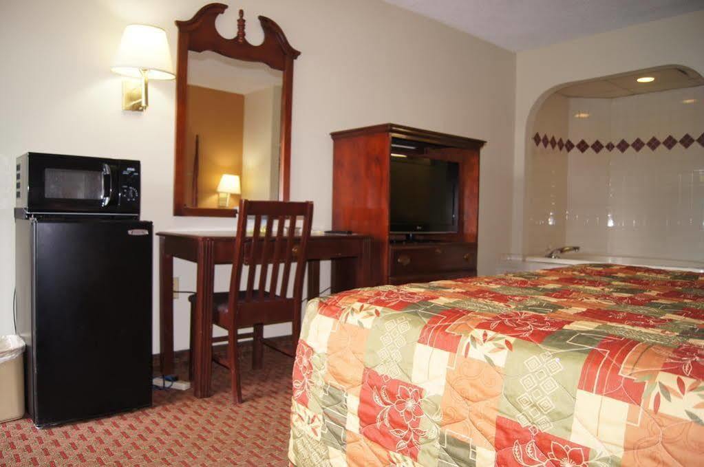 Days Inn By Wyndham Oak Grove/Ft. Campbell Esterno foto